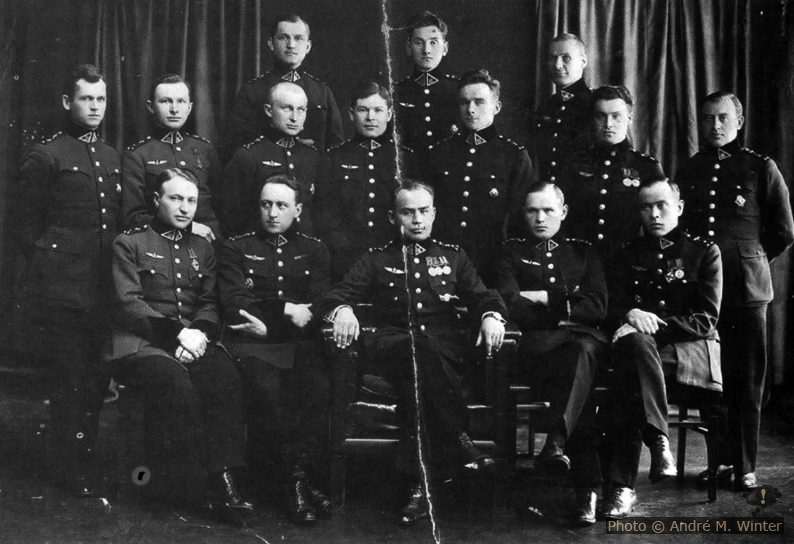 Flieger der 3. Staffel mit Staffelkommandant Hauptmann Antanas Stašaitis und Gregor