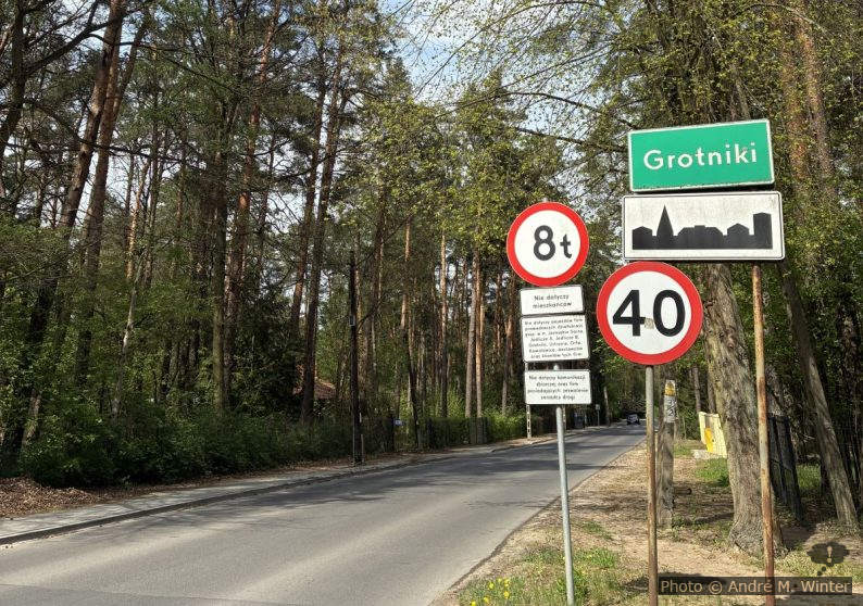 Ortseinfahrt von Grotniki