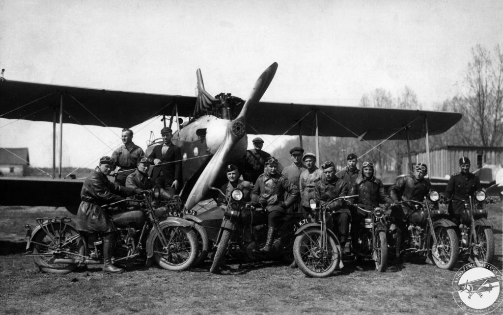 Piloten der 3. Staffel auf Motorrädern mit Gregor vor dem Aufklärungsflugzeug LVG C.VI