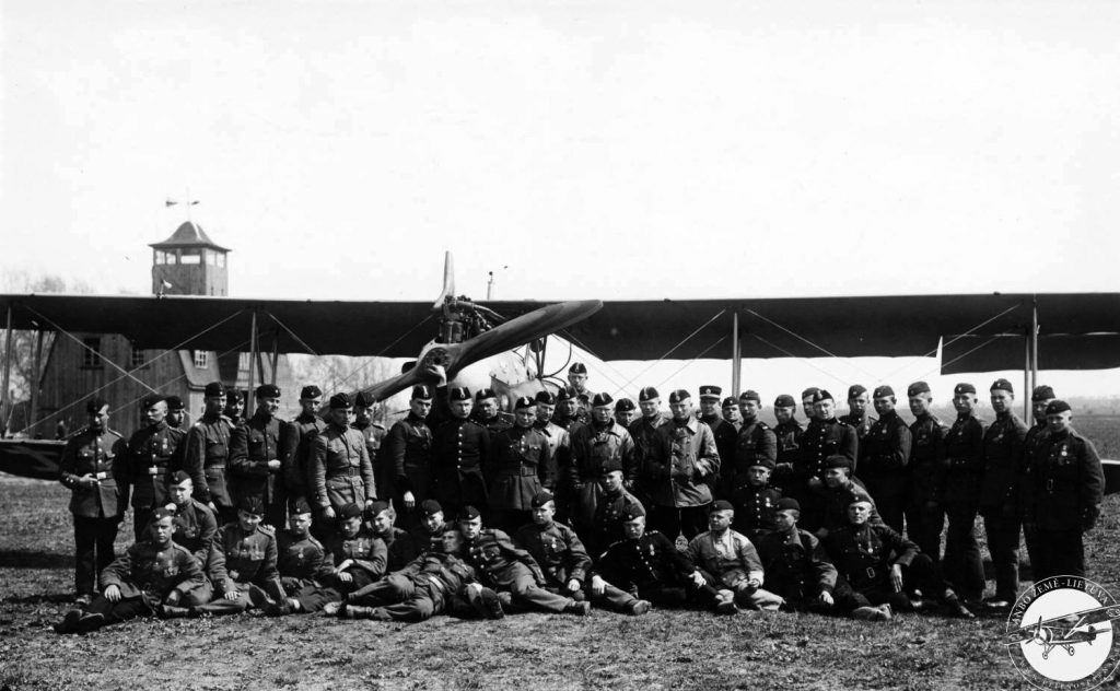 Die 3. Staffel mit Gregor auf dem Flugplatz Kaunas in der Nähe des Aufklärungsflugzeugs LVG C.VI