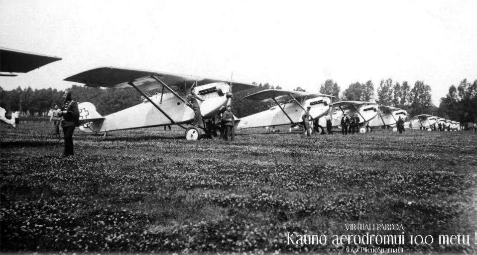 Aufstellung der neu erworbenen Langstreckenaufklärungsflugzeuge A.120 auf dem Flugplatz Kaunas am 21. Juli 1929