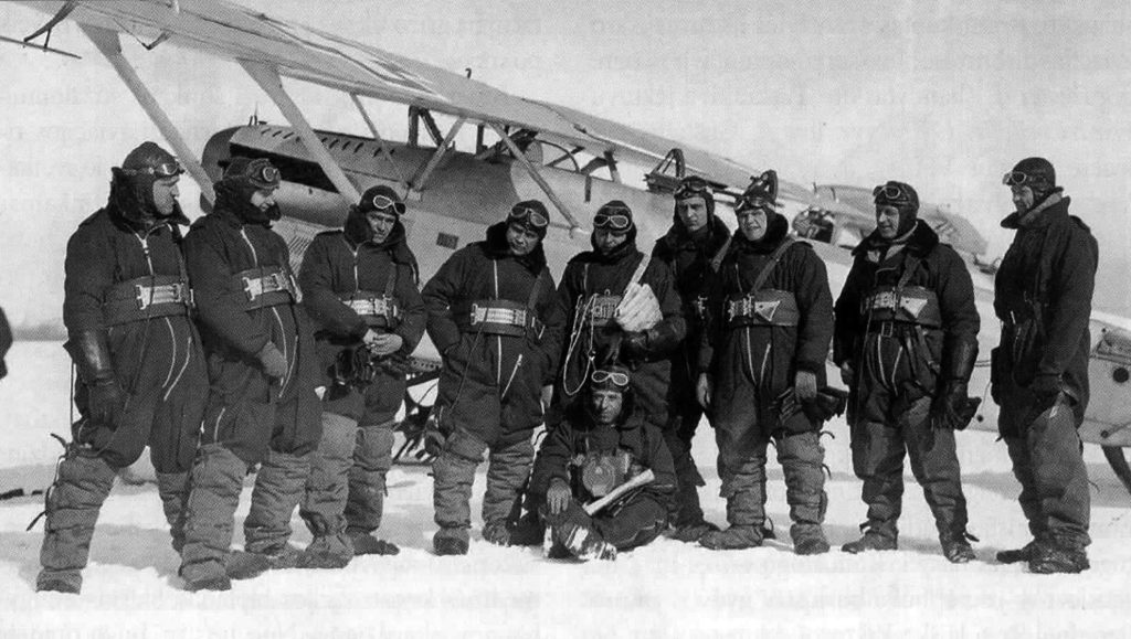 Piloten der 3. Staffel mit Gregor bei der Nähe der Ansaldo A.120 im Winter