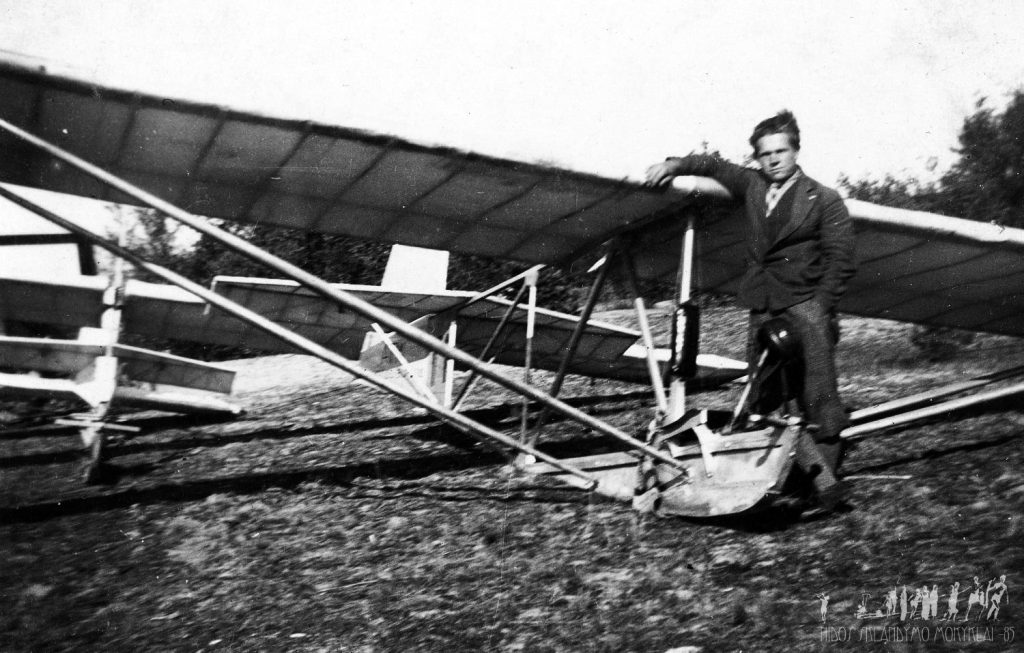 Bronius Oškinis neben seinem ersten Segelflugzeug T-1