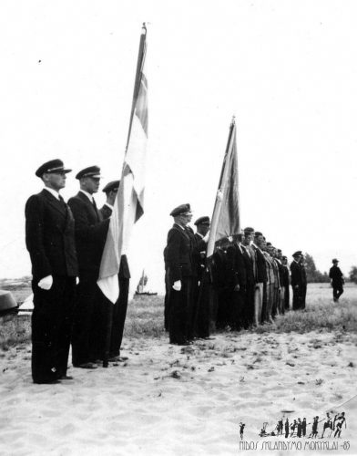 Flieger in Paradeuniformen in Formation