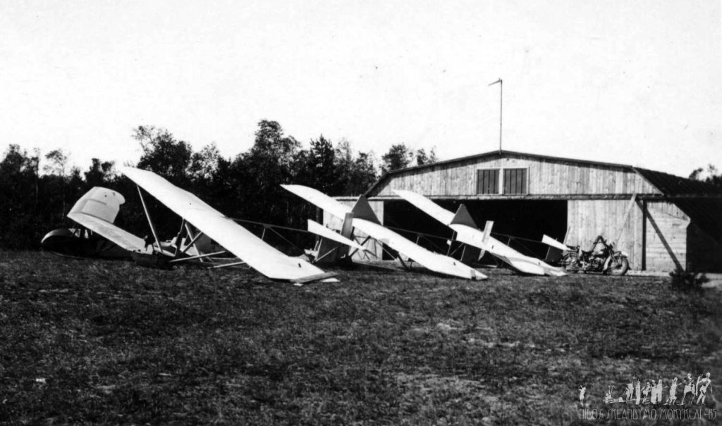 Segelflugzeuge Sakalas, T-1 und Gandrai in der Nähe des Hangars im Jahr 1933