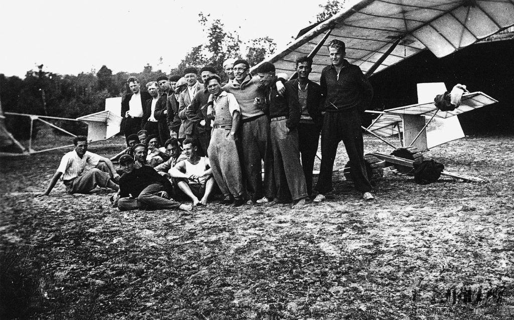 Segelflugzeuge mit Flieger und T-1 in Nida