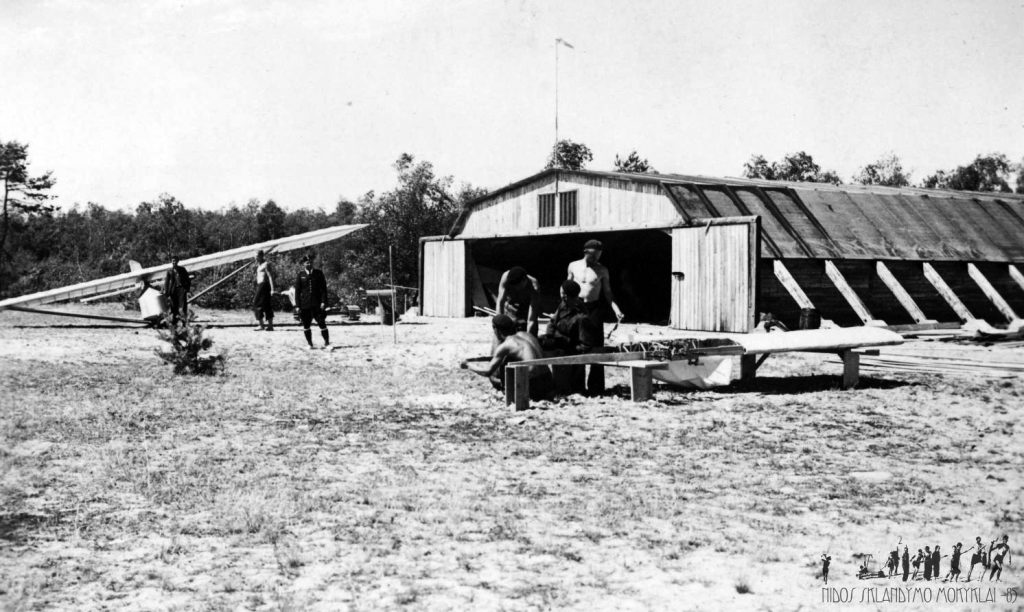 Segelfliegerhangar in Nida mit Gregor