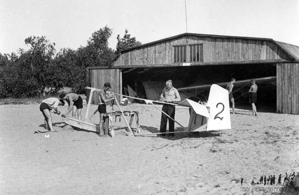 Der Rumpf eines T-1-Segelflugzeugs wird vor dem Hangars in Nida gewartet