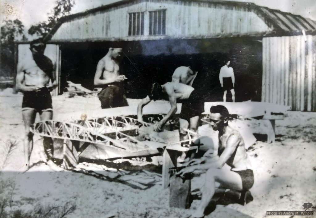 Bau von Segelfliegern vor dem Hangar in Nida