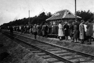 Ankunft von Umsiedlern am Bahnhof Grotniki