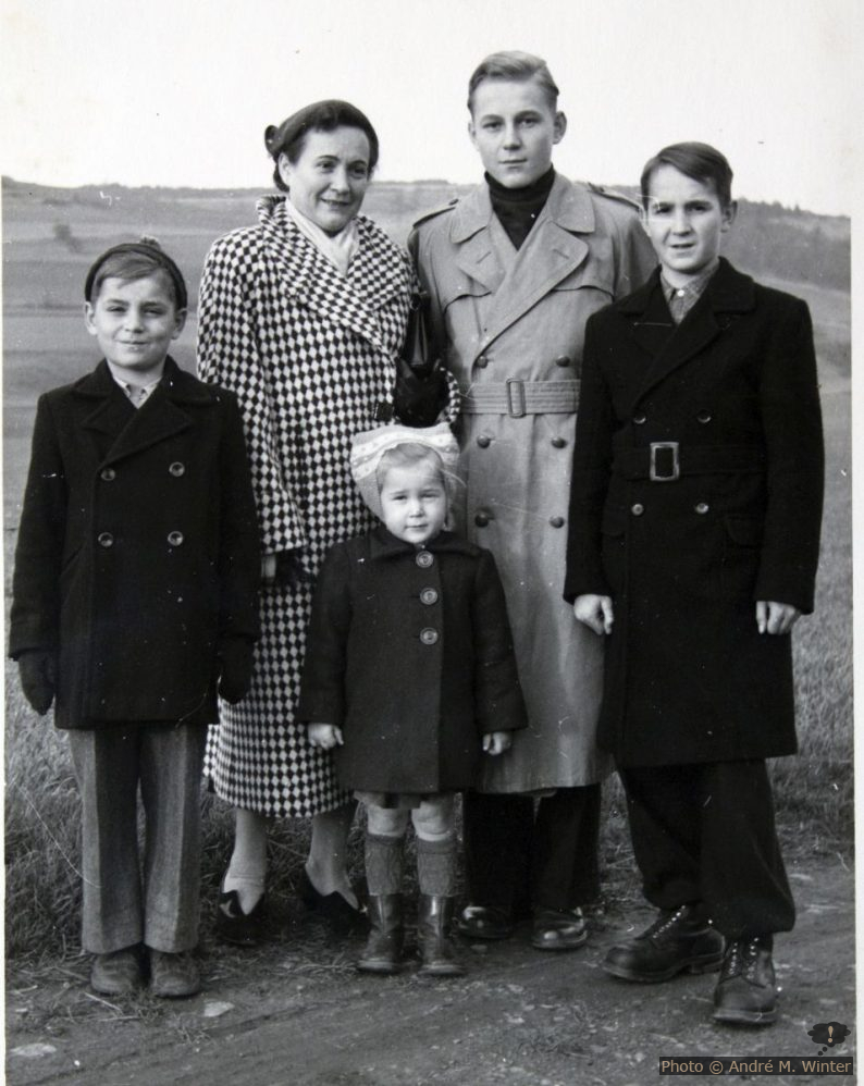 Lydia mit ihren Kindern Edgar, Dagmar, Klaus und Wladimir