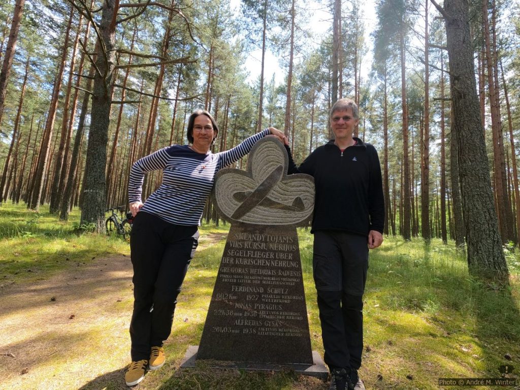 Alex und André beim Fliegermonument auf Nida