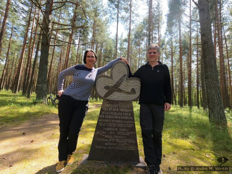 Alex und André beim Fliegermonument auf Nida