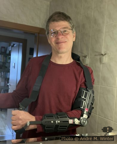 André mit Ellbogen-Orthese über dünnem Pulli