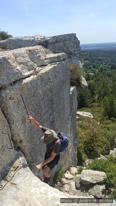 André im kleinen Klettersteig am Deffend des Baux. Photo: bjodec