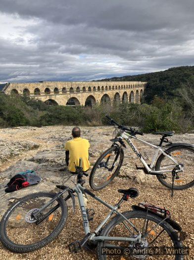 André und unsere Räder vor dem Pont-du-Gard