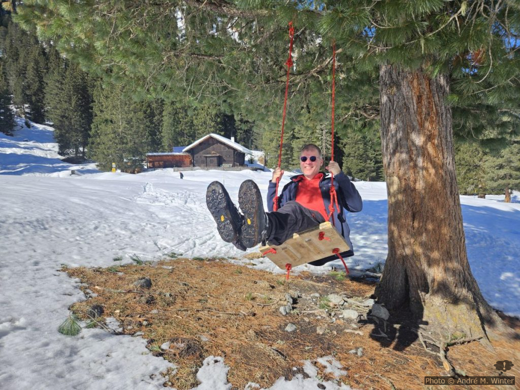 André auf der Schaukel am Talende von Lüsens