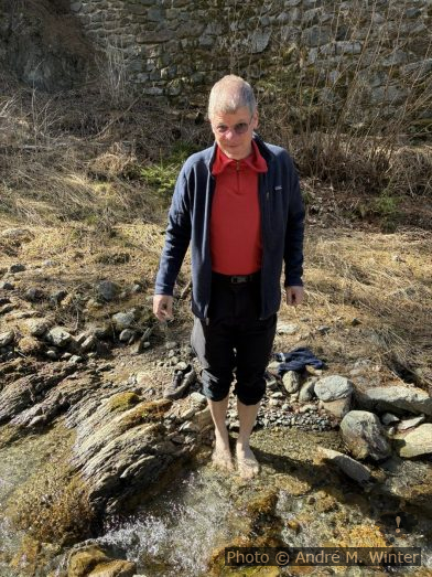 André mit seinen Füssen im Geroldsbach