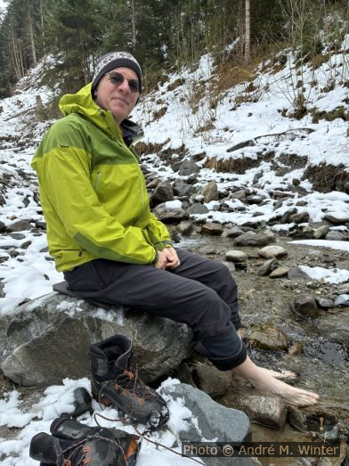 André mit seinen Füssen im Geroldsbach bei Neuschnee